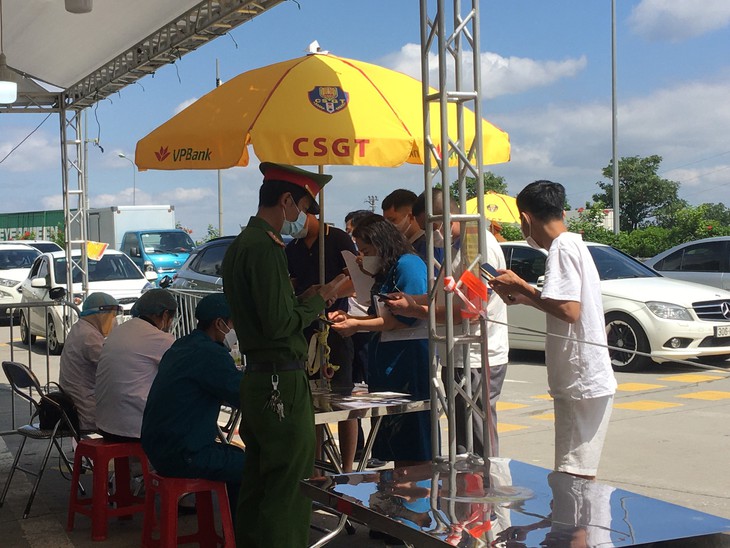 Lý do 22 chốt ở cửa ngõ Hà Nội vẫn kiểm soát giấy đi đường - Ảnh 2.