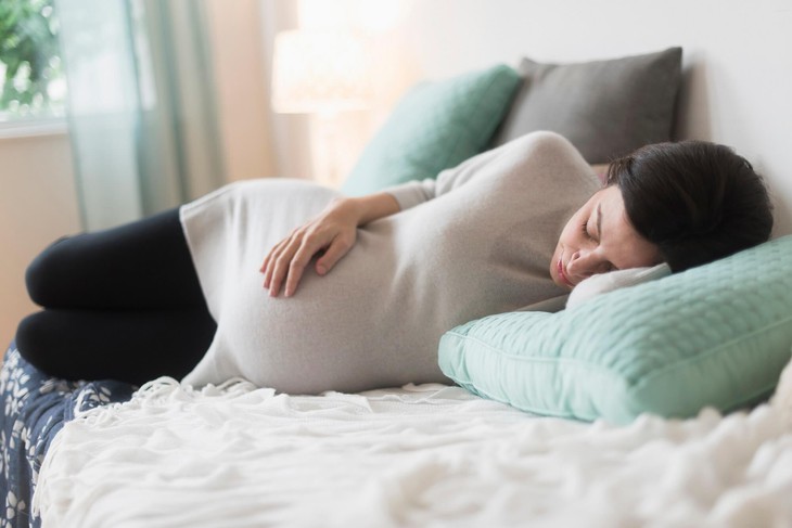 Tư thế ngủ giúp giảm đau lưng, tốt cho người mắc các vấn đề về hô hấp - Ảnh 1.