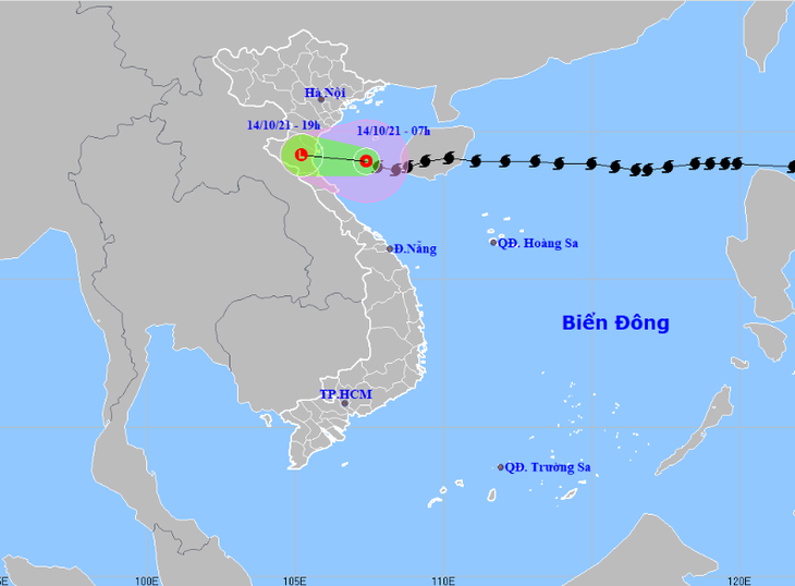 Bão số 8 suy yếu thành ATNĐ, áp sáp Thanh Hóa - Nghệ An, mưa như trút tại miền Bắc và Trung Bộ - Ảnh 1. Bão số 8 suy yếu thành ATNĐ, áp sáp Thanh Hóa - Nghệ An, mưa như trút tại miền Bắc và Trung Bộ - Ảnh 1.
