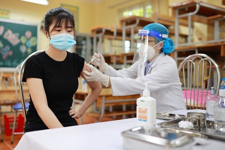 Chiều 28/10: Cả nước đã tiêm hơn 77,4 triệu liều vaccine phòng COVID-19; Bến Tre tìm người liên quan đến đám tang  - Ảnh 1.