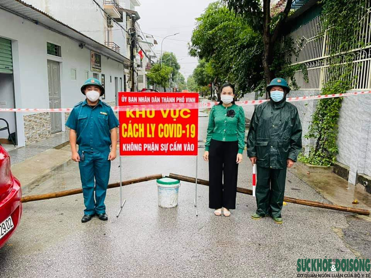 TP Vinh phong tỏa nhiều hộ dân sau khi phát hiện ca bệnh cộng đồng - Ảnh 1.