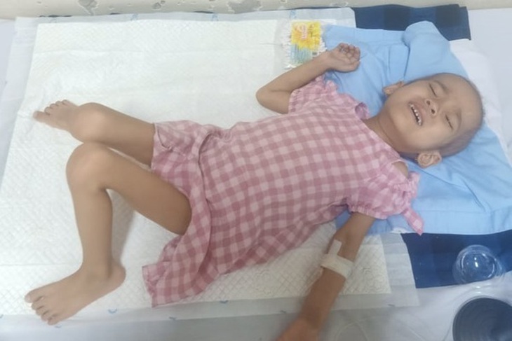 Người mẹ nghèo cầu xin cứu giúp con gái 4 tuổi ung thư máu quằn quại trong đau đớn - Ảnh 2. Người mẹ nghèo cầu xin cứu giúp con gái 4 tuổi ung thư máu quằn quại trong đau đớn - Ảnh 2.