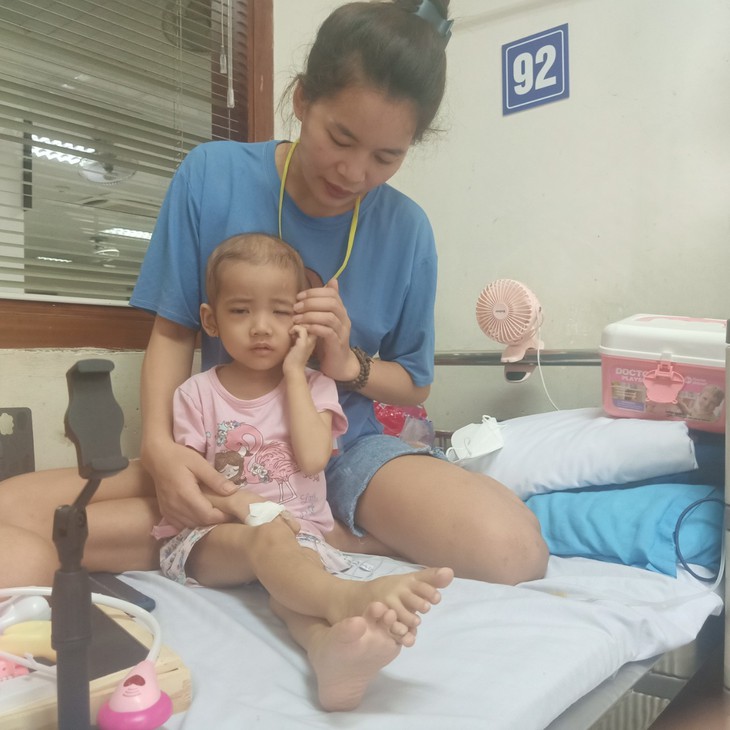Người mẹ nghèo cầu xin cứu giúp con gái 4 tuổi ung thư máu quằn quại trong đau đớn - Ảnh 3. Người mẹ nghèo cầu xin cứu giúp con gái 4 tuổi ung thư máu quằn quại trong đau đớn - Ảnh 3.