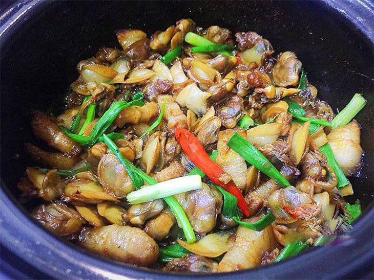 7 món ngon 'khó cưỡng' ngày se lạnh - Ảnh 3. Nghêu kho tộ, món lạ, ngon hấp dẫn ngày cuối tuần