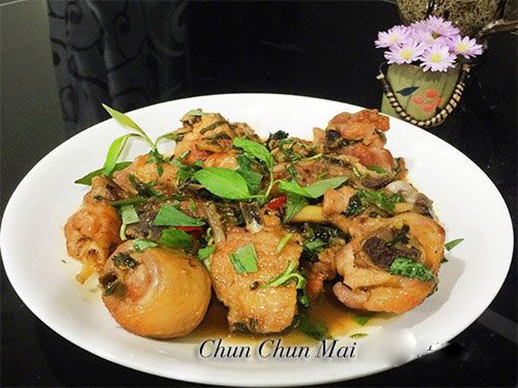 7 món ngon 'khó cưỡng' ngày se lạnh - Ảnh 4. Gà kho rau răm, món ngon lạ cuối tuần cho ngày chớm đông
