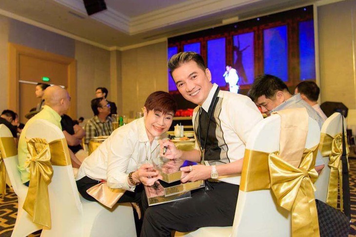 Người vợ bí mật hơn Đàm Vĩnh Hưng 17 tuổi nộp đơn ly hôn - Ảnh 8. Vợ của nam ca sĩ Đàm Vĩnh Hưng từng xuất hiện trong tiệc sinh nhật của anh tại Mỹ.