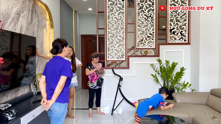Hồ Bích Trâm khoe nhà hơn chục tỷ chất đầy đồ hiệu sang trọng sau khi lấy chồng - Ảnh 1.