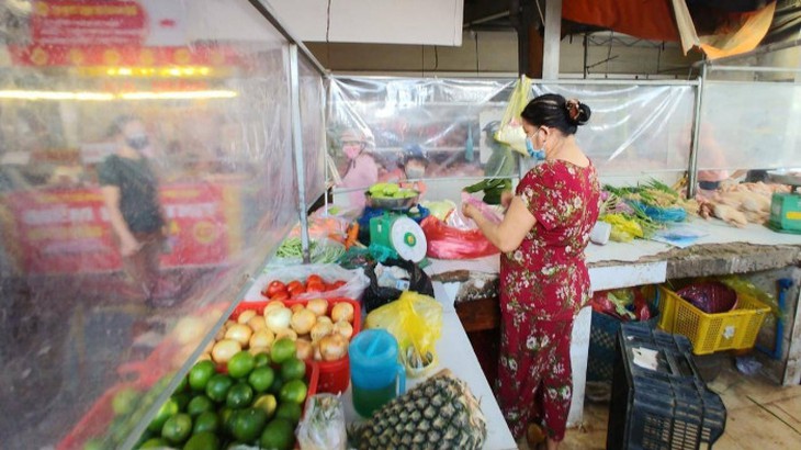 Thích ứng an toàn, linh hoạt với COVID-19: 68 chợ truyền thống tại TP.HCM mở cửa trở lại - Ảnh 2.