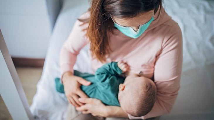 Có nên cho trẻ sơ sinh bú khi mẹ mắc COVID - 19 - Ảnh 1.