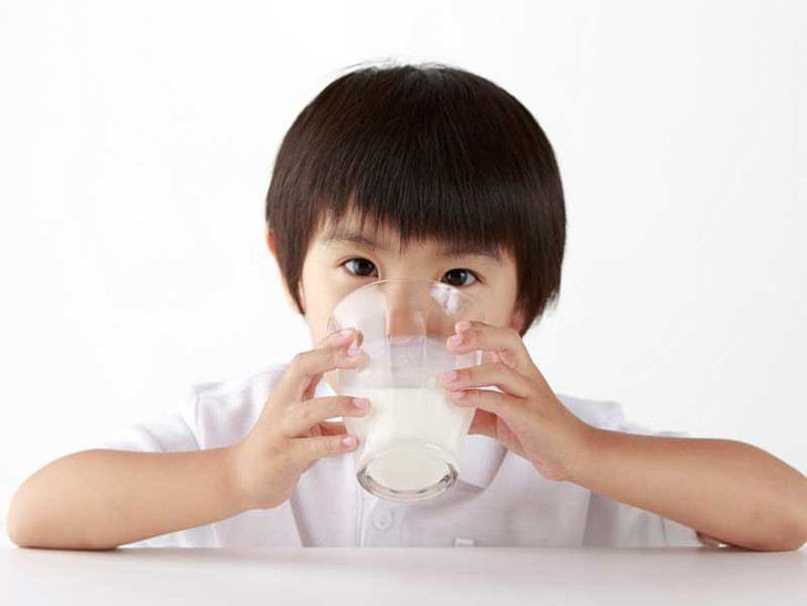 Uống hơn 1 lít sữa tươi mỗi ngày, trẻ bị thiếu máu, thiếu sắt nặng - Ảnh 1.