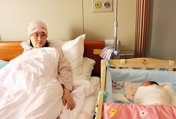 Sau sinh hơn 1 tháng, Tiểu Hạ bị đau bụng dữ dội. (Ảnh minh họa)