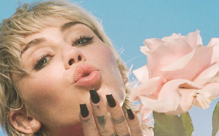 ‘Công chúa Disney’ Miley Cyrus và nỗi ám ảnh về làm đẹp