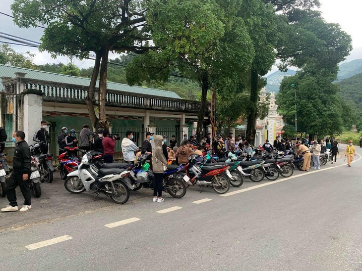 Công an vây bắt 190 nam nữ thanh niên tụ tập, đua xe trên đường đến Tam Đảo - Ảnh 1.