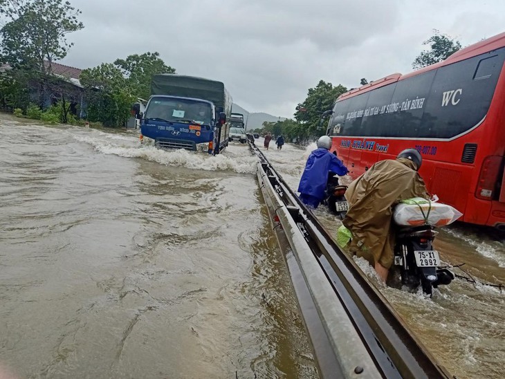 Mưa lớn, thủy điện xả nước, lũ lại "bủa vây" nhiều tỉnh miền Trung, Tây Nguyên - Ảnh 1.