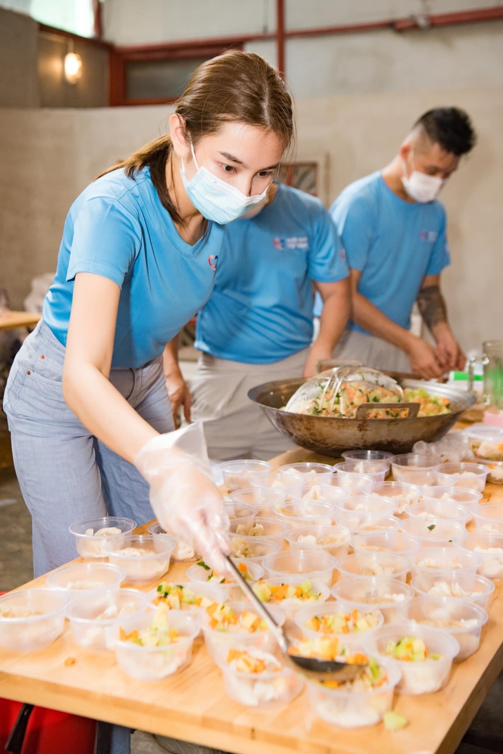 Hoa hậu Thùy Tiên: Mong bình an ở lại mãi mãi với thế giới này - Ảnh 3.