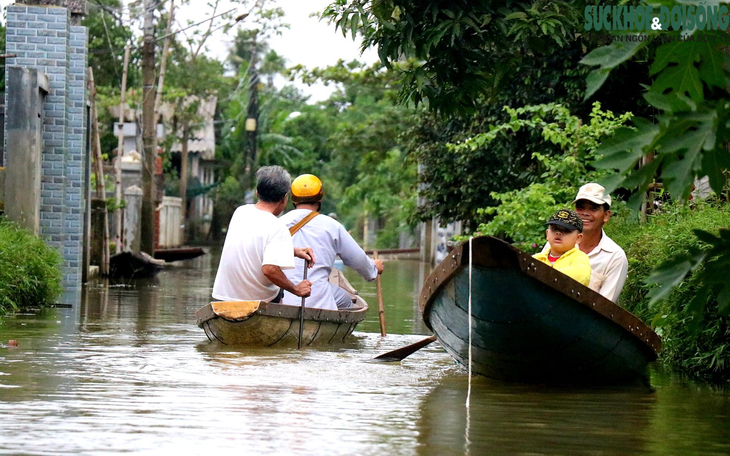 Cuộc sống ở nơi "đường biến thành sông", ghe thuyền làm phương tiện đi lại