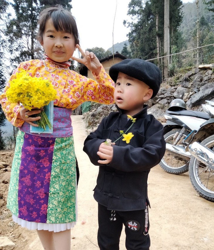 Bố mẹ bất lực nhìn đôi chân của con liệt dần, các khớp sưng vù vì không tiền điều trị - Ảnh 2. Bố mẹ bất lực nhìn đôi chân của con liệt dần, các khớp sưng vù vì không tiền điều trị - Ảnh 2.