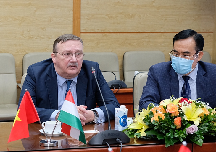 Bộ Y tế tiếp nhận 100.000 liều vaccine COVID-19 và 100.000 kit xét nghiệm nhanh của Chính phủ Hungary - Ảnh 4. Bộ Y tế tiếp nhận 100.000 liều vaccine COVID-19 và 100.000 kit xét nghiệm nhanh của Chính phủ Hungary - Ảnh 4.