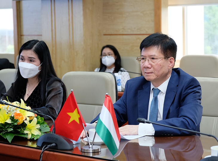 Bộ Y tế tiếp nhận 100.000 liều vaccine COVID-19 và 100.000 kit xét nghiệm nhanh của Chính phủ Hungary - Ảnh 2. Bộ Y tế tiếp nhận 100.000 liều vaccine COVID-19 và 100.000 kit xét nghiệm nhanh của Chính phủ Hungary - Ảnh 2.
