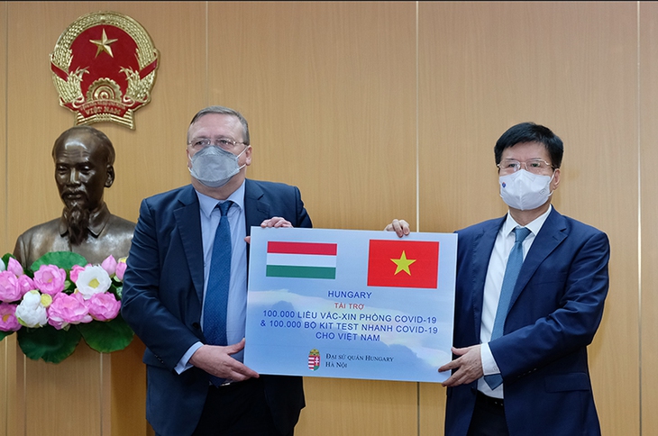 Bộ Y tế tiếp nhận 100.000 liều vaccine COVID-19 và 100.000 kit xét nghiệm nhanh của Chính phủ Hungary - Ảnh 1. Bộ Y tế tiếp nhận 100.000 liều vaccine COVID-19 và 100.000 kit xét nghiệm nhanh của Chính phủ Hungary - Ảnh 1.