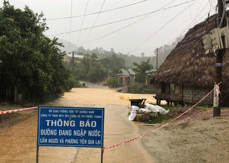 Miền Trung thiệt hại nặng trong mưa lũ - Ảnh 3.