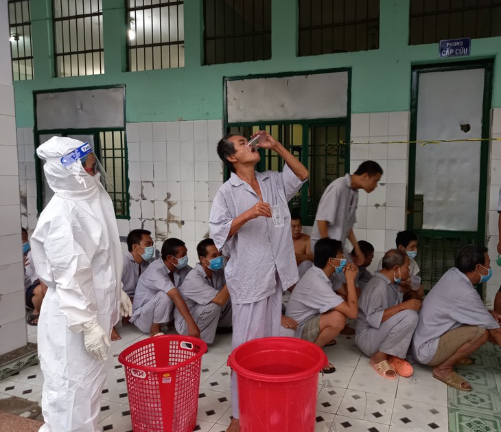 Chăm sóc bệnh nhân tâm thần nhiễm COVID-19 vất vả ra sao? - Ảnh 4.