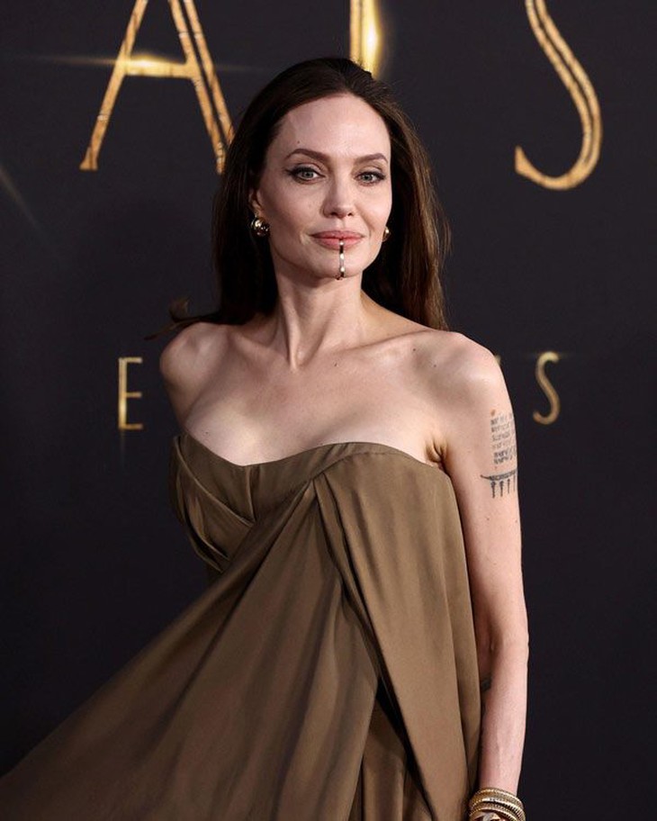 Diện váy cũ của Angelina Jolie, con gái minh tinh tôn vinh khoảnh khắc sánh đôi của cha mẹ - Ảnh 4.