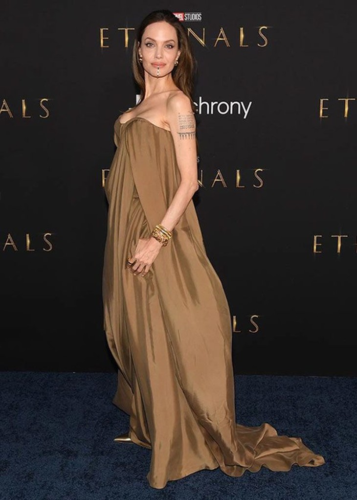 Diện váy cũ của Angelina Jolie, con gái minh tinh tôn vinh khoảnh khắc sánh đôi của cha mẹ - Ảnh 3.