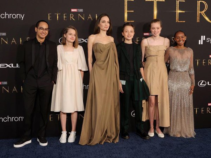 Diện váy cũ của Angelina Jolie, con gái minh tinh tôn vinh khoảnh khắc sánh đôi của cha mẹ - Ảnh 6.
