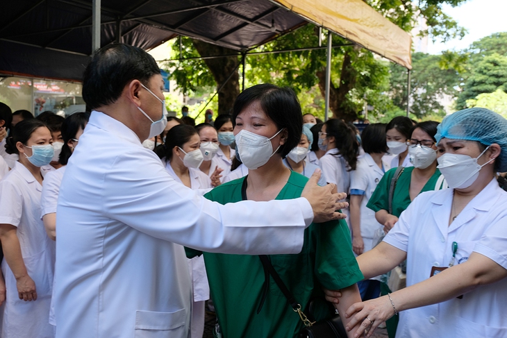 Tôn vinh các nữ "chiến sĩ" vừa tham gia chống dịch COVID-19 vừa tận tâm chuyên môn của BV Phụ sản TW - Ảnh 1. Tôn vinh các nữ "chiến sĩ" vừa tham gia chống dịch COVID-19 vừa tận tâm chuyên môn của BV Phụ sản TW - Ảnh 1.