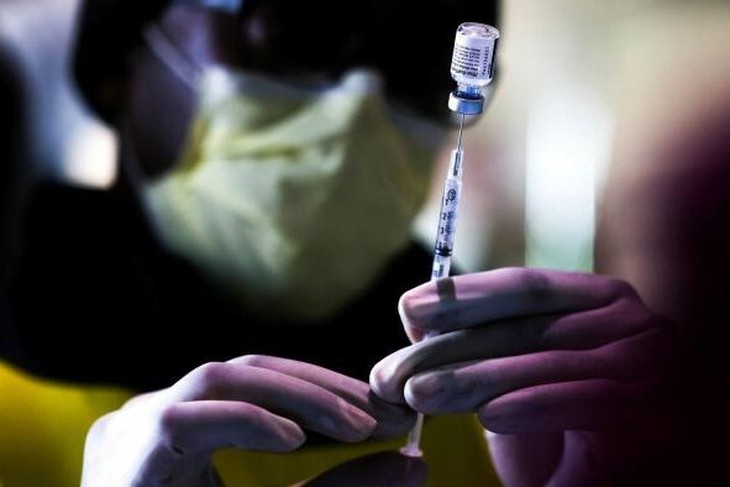 Mũi tiêm tăng cường của vaccine Pfizer khôi phục hơn 95% hiệu quả bảo vệ - Ảnh 1.