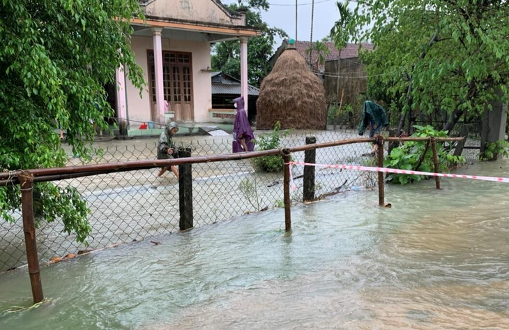 Mưa "trắng trời", nhiều tỉnh miền Trung khẩn trương ứng phó - Ảnh 2.