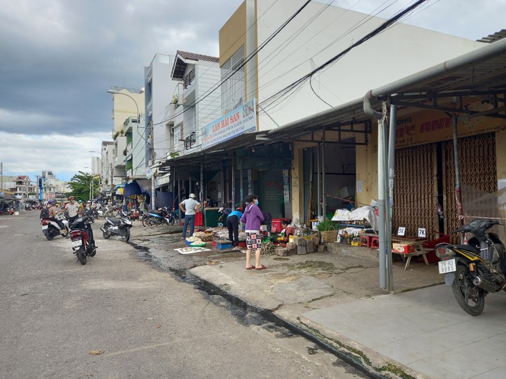 Phòng dịch khi chợ cố định đìu hiu, vẻ hè nhộn nhịp ở Khánh Hòa - Ảnh 3.