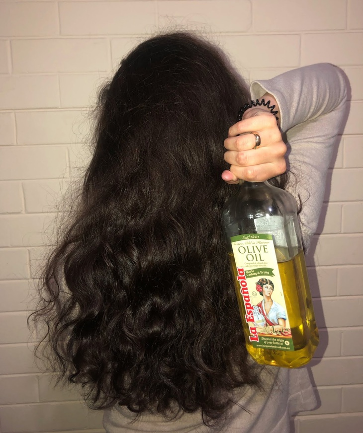 Mái tóc xanh hơn nhờ dầu oliu, dầu vừng và shampoo trị tóc rụng - Ảnh 2.