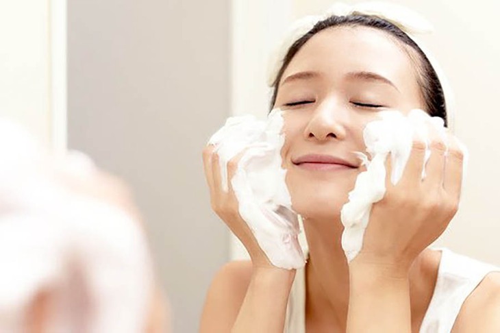 Có nên dùng sữa rửa mặt vào buổi sáng? - Ảnh 2.