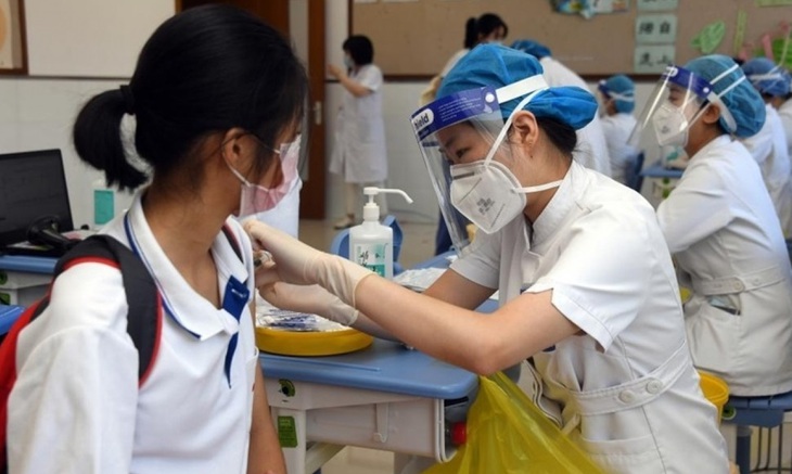 Để phòng ngừa COVID-19 cho trẻ em, bên cạnh các biện pháp phòng ngừa không đặc hiệu đã trở thành thường quy hiện nay là thông điệp "5K" thì việc phòng ngừa chủ động bằng vắc xin là biện pháp rất cần thiết.