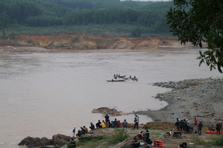 Giải cứu thành công Phó Giám đốc Sở, cùng 6 người mắc kẹt trên sông - Ảnh 7.