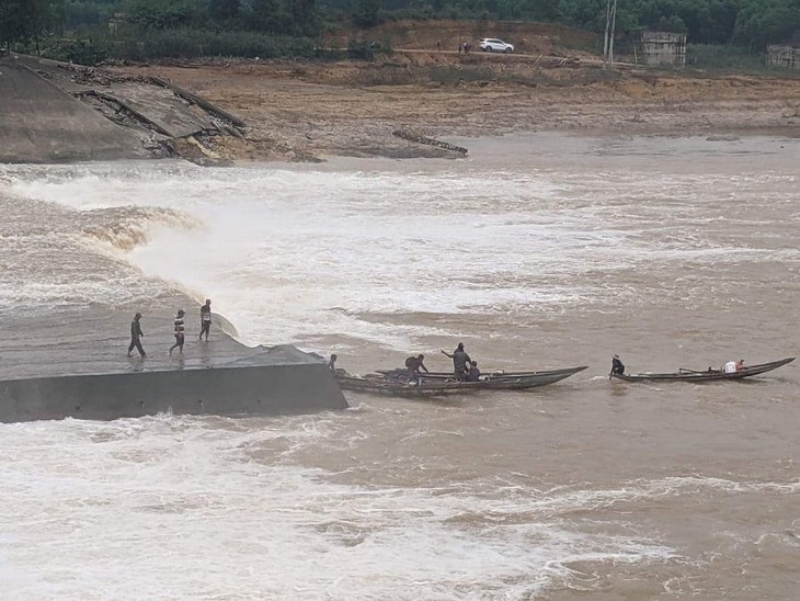 Giải cứu thành công Phó Giám đốc Sở, cùng 6 người mắc kẹt trên sông - Ảnh 5.