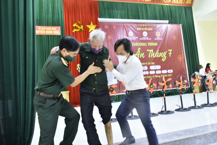 Tặng 300 suất quà cho các gia đình chính sách tại Thái Nguyên - Ảnh 1.