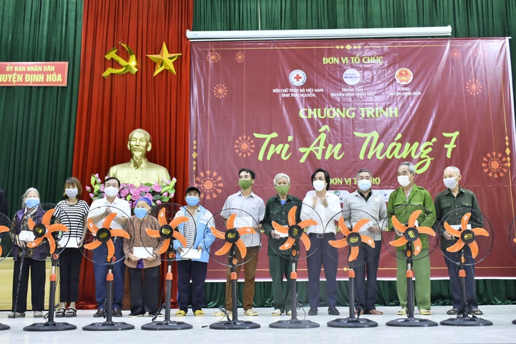 Tặng 300 suất quà cho các gia đình chính sách tại Thái Nguyên - Ảnh 2.