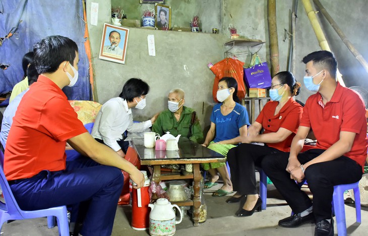 Tặng 300 suất quà cho các gia đình chính sách tại Thái Nguyên - Ảnh 3.