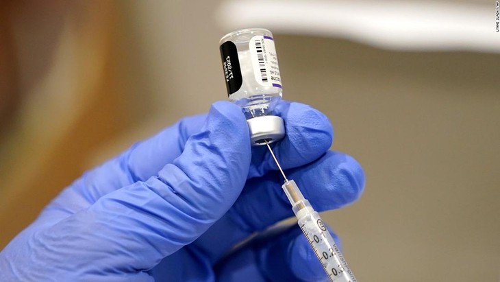 Tiêm đủ 2 liều vaccine vẫn mắc COVID-19: Làm sao sống chung an toàn với dịch? - Ảnh 1. Tiêm đủ 2 liều vaccine vẫn mắc COVID-19: Làm sao sống chung an toàn với dịch? - Ảnh 1.