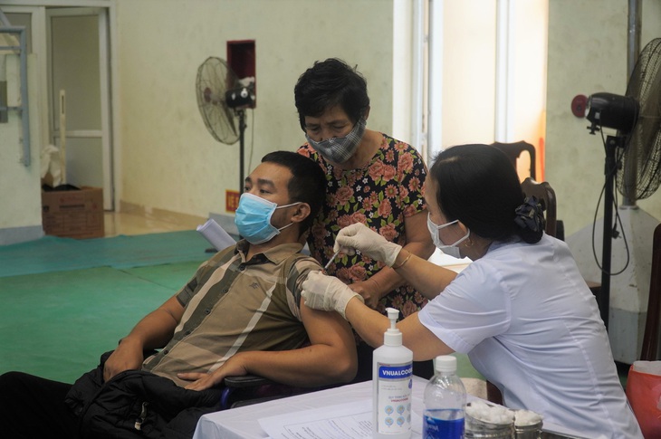 200 người khuyết tật tại Quảng Bình được tiêm vaccine phòng COVID-19 - Ảnh 1.
