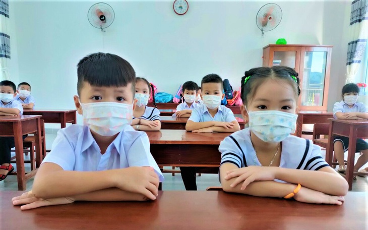 Có học sinh là F0, nhiều địa phương khẩn cấp dừng đến trường