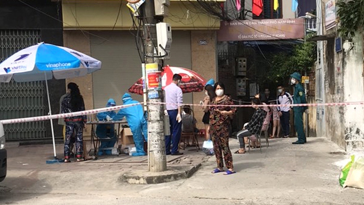 Nhiều học sinh dương tính COVID-19, TP Nam Định tạm dừng việc đến trường và một số hoạt động kinh doanh dịch vụ - Ảnh 1.