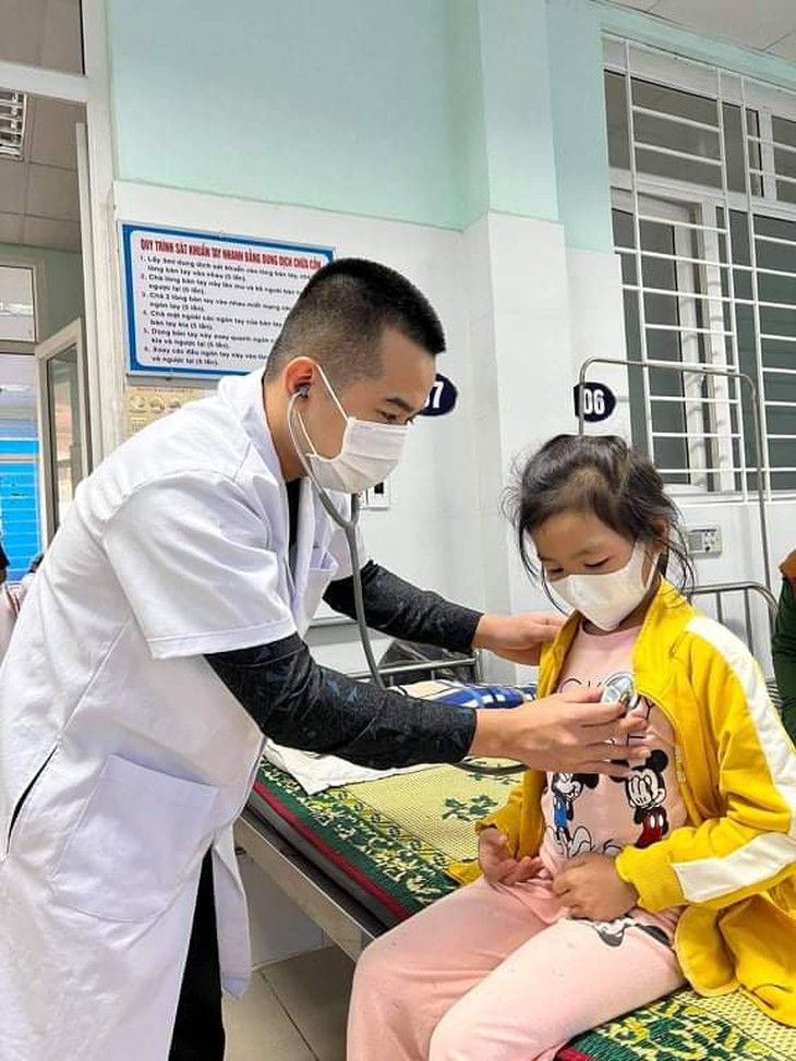 Bé gái 8 tuổi nhập viện, nghi sốc phản vệ sau ăn mì gói - Ảnh 1.