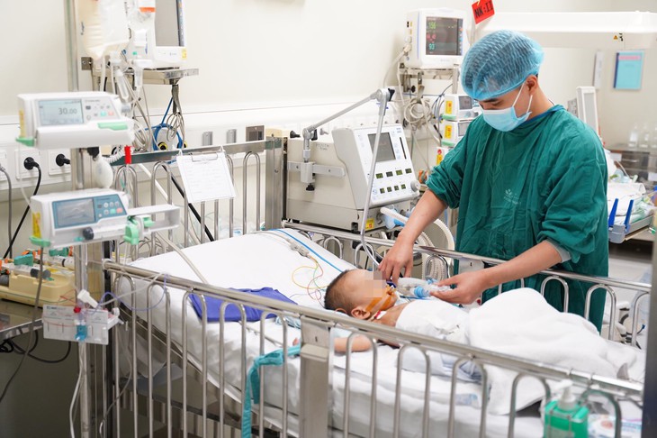 SOS: Người lớn đắp lá chữa nhọt khiến bé trai 20 tháng bị hoại tử bộ phận sinh dục, tiên lượng nặng - Ảnh 1.