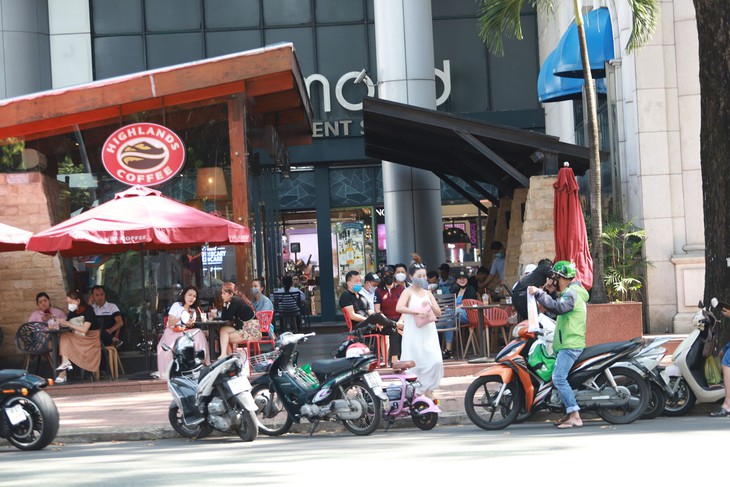 TP.HCM: Chưa tìm được lao động, nhiều quán cà phê, quán ăn chưa quay lại hoạt động  - Ảnh 1.