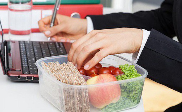 Nhớ nguyên tắc '3 không' khi mang cơm trưa đi làm để đảm bảo dinh dưỡng  - Ảnh 2.