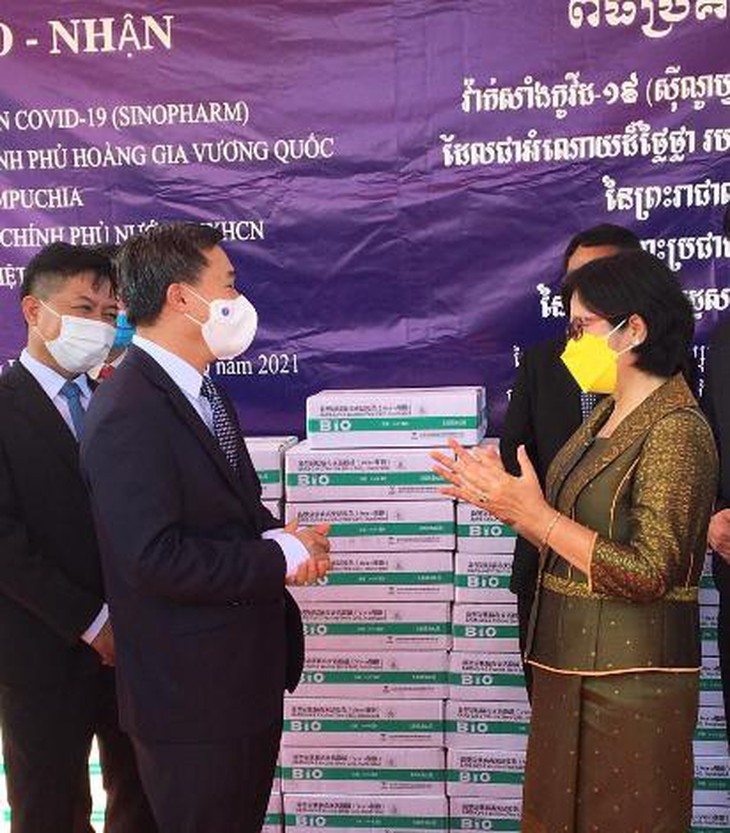 photo-1635503542704